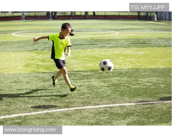 脚踏绿茵镜头切换足球巨星风采展现精彩瞬间 脚踏绿茵镜头切换足球巨星风采展现精彩瞬间